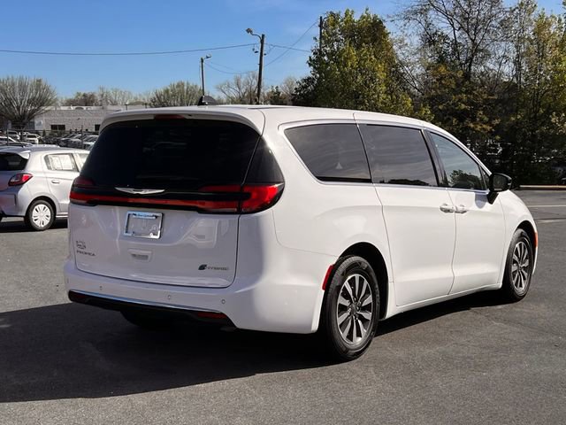 Used 2024 Chrysler Pacifica Select image 3