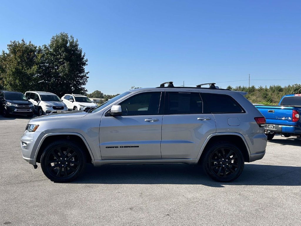 Used 2021 Jeep Grand Cherokee Laredo X AWD/4WD image 4