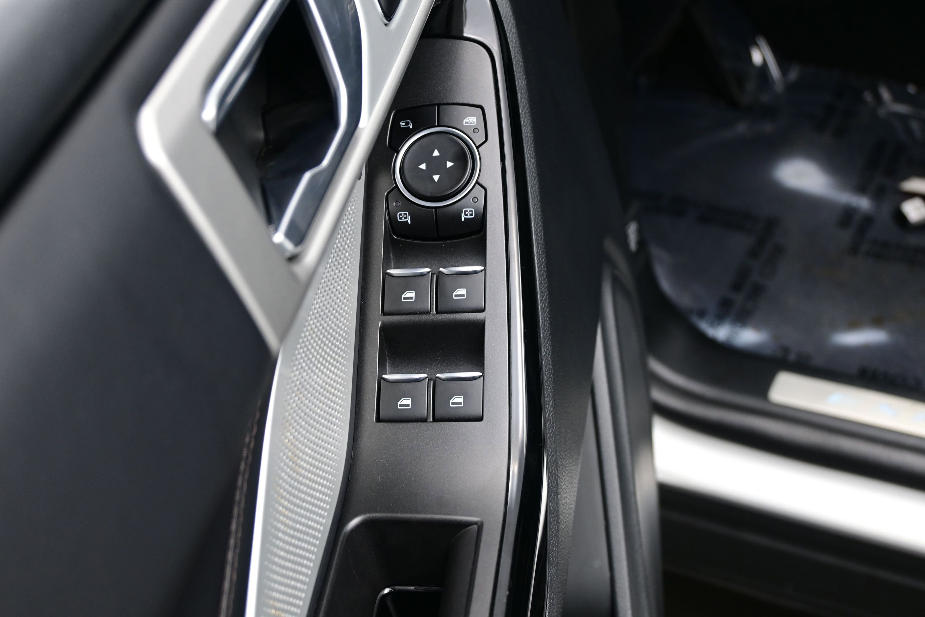 Used 2023 Ford Explorer Platinum w/ Technology Package AWD/4WD image 10