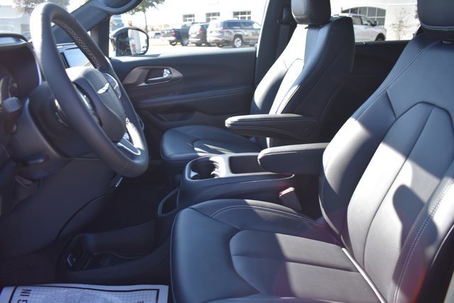 New 2026 Chrysler Pacifica Select image 13
