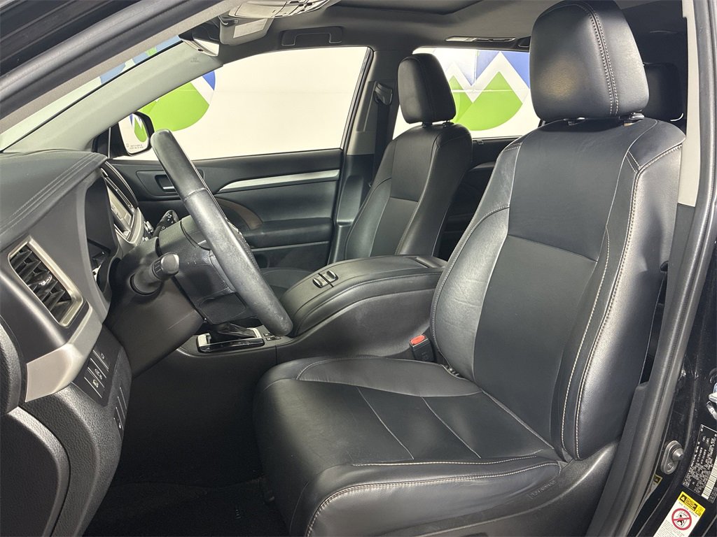 Used 2019 Toyota Highlander XLE image 28