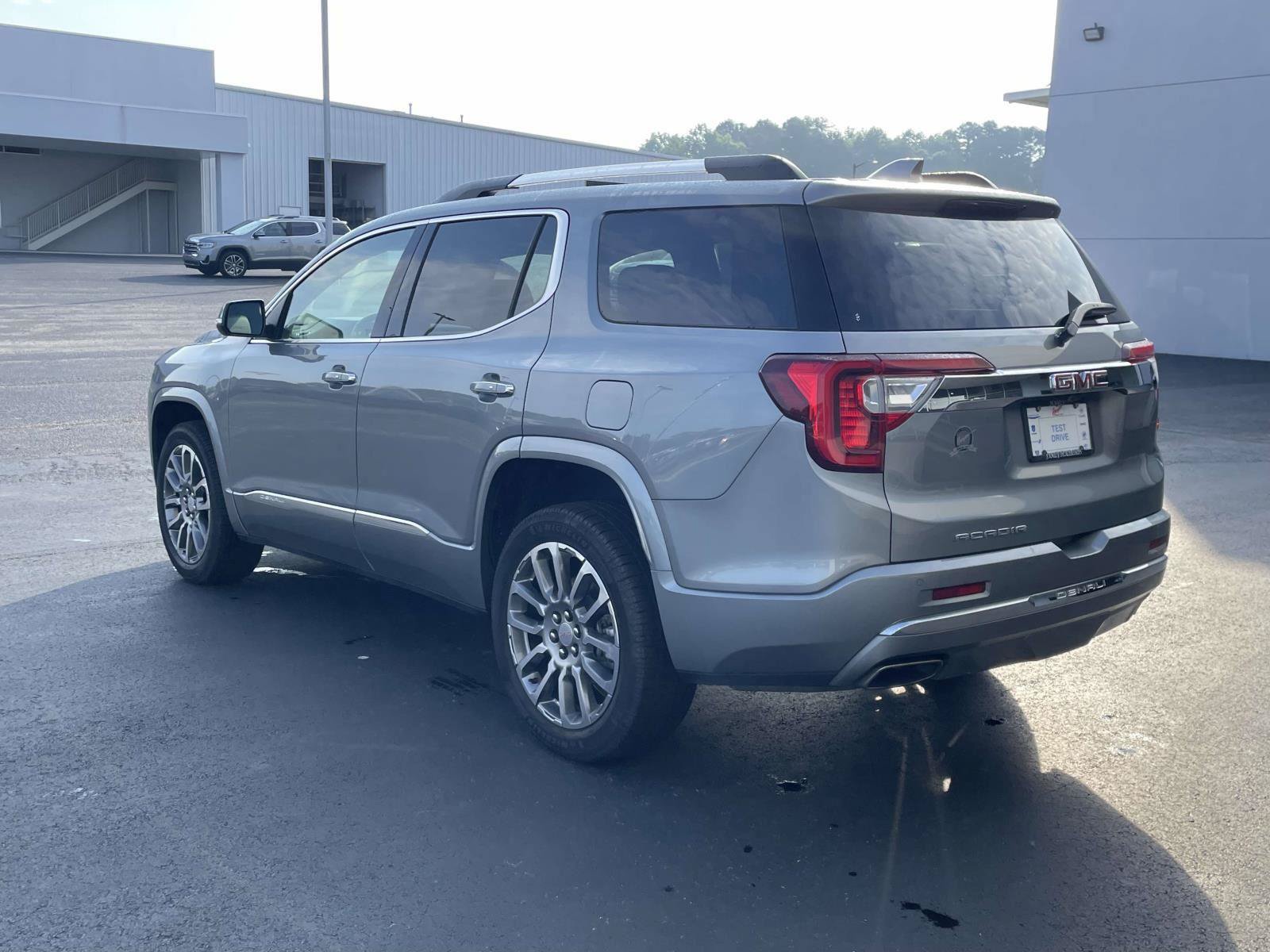 Used 2023 GMC Acadia Denali w/ Denali Technology Package FWD image 5