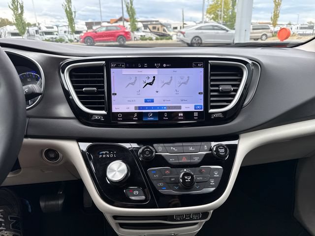 Used 2024 Chrysler Pacifica Touring-L FWD image 23
