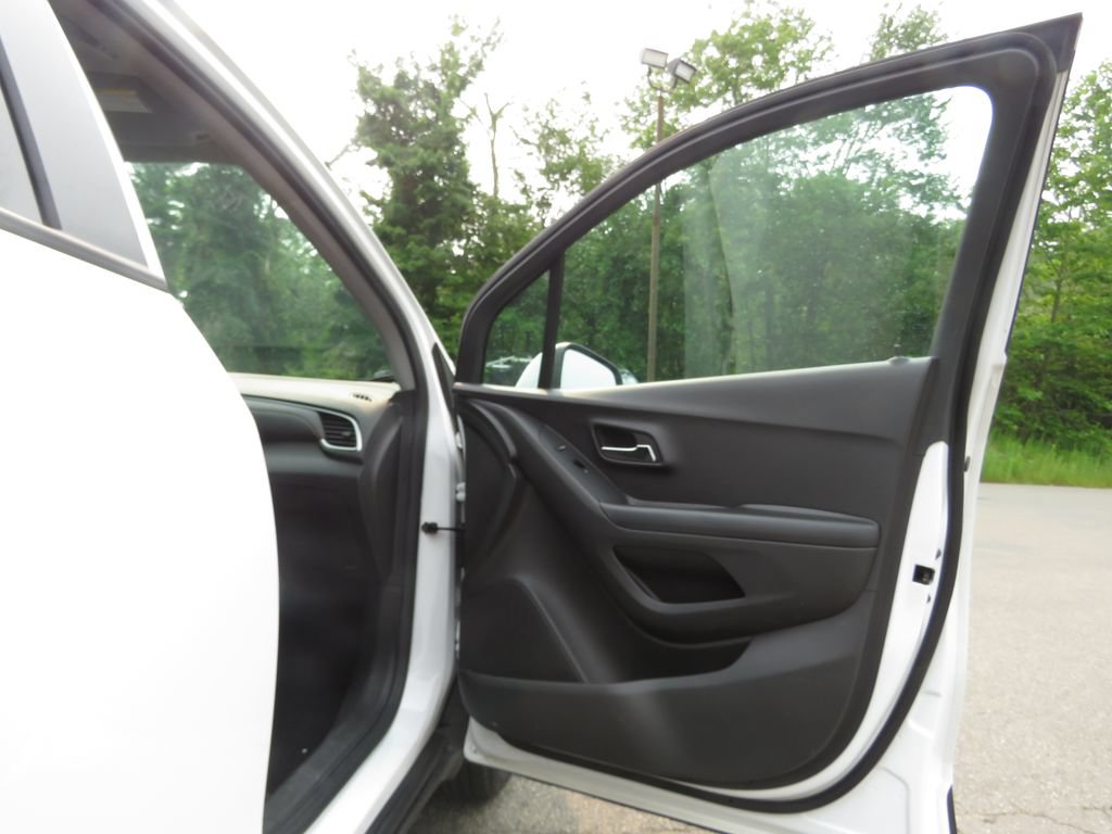 Used 2022 Chevrolet Trax LS w/ Tint and Cruise Package AWD/4WD image 12