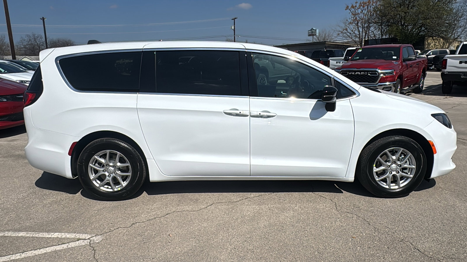 New 2026 Chrysler Voyager LX image 4