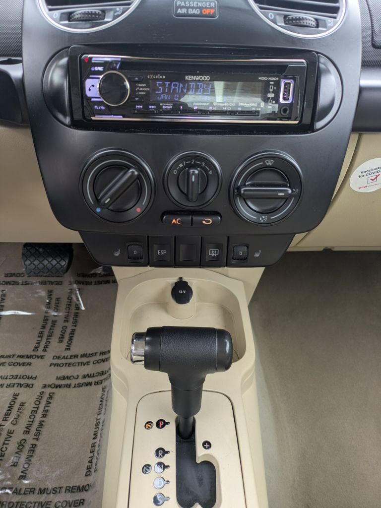 Used 2009 Volkswagen Beetle Coupe FWD image 11