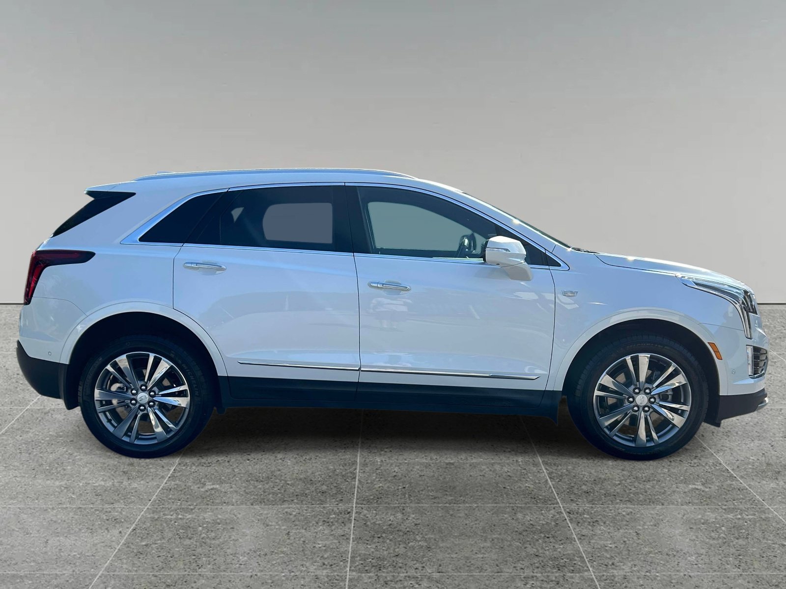 Certified 2025 Cadillac XT5 Premium Luxury w/ Technology Package FWD image 6