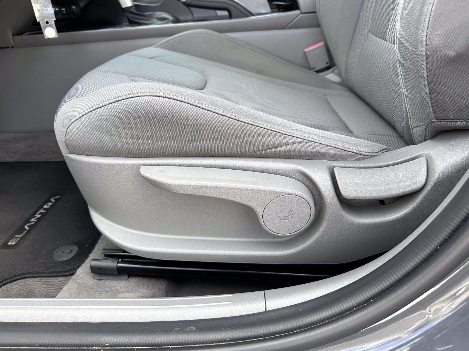 Used 2023 Hyundai Elantra SE FWD image 10