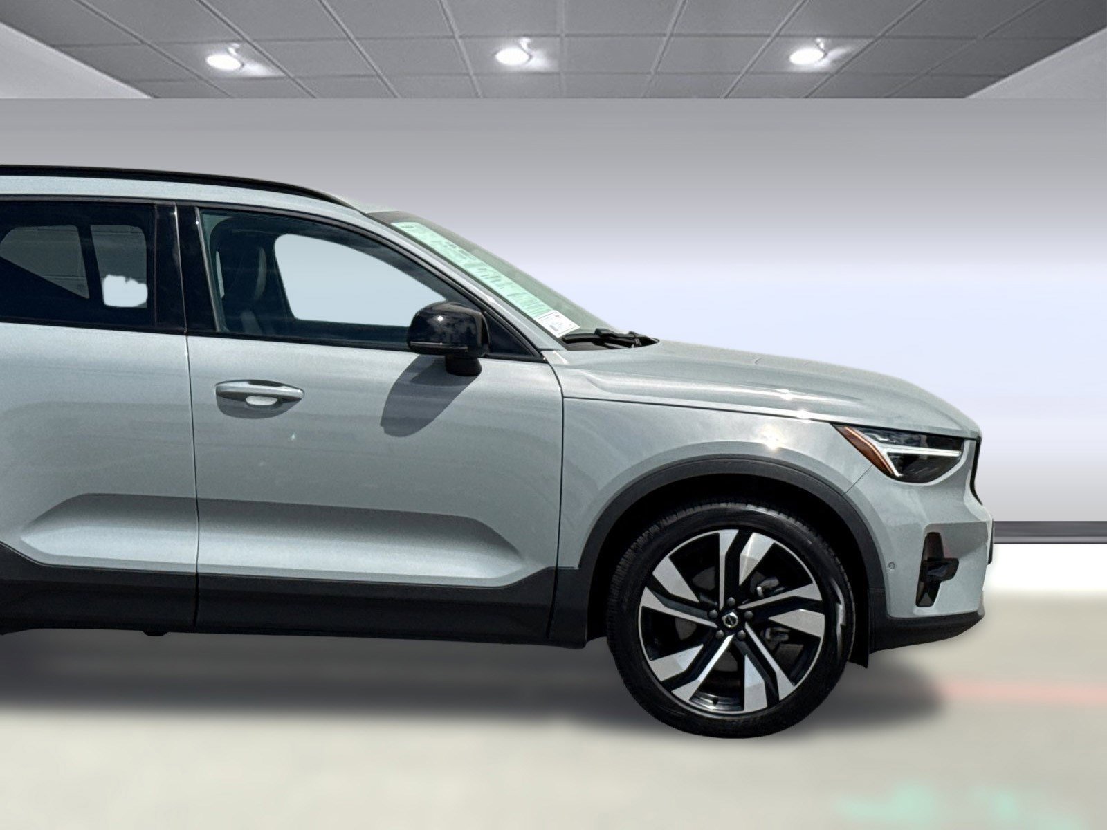 Used 2025 Volvo XC40 B5 Ultra w/ Climate Package image 35