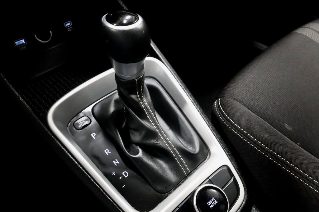 Certified 2025 Hyundai Venue SEL image 31