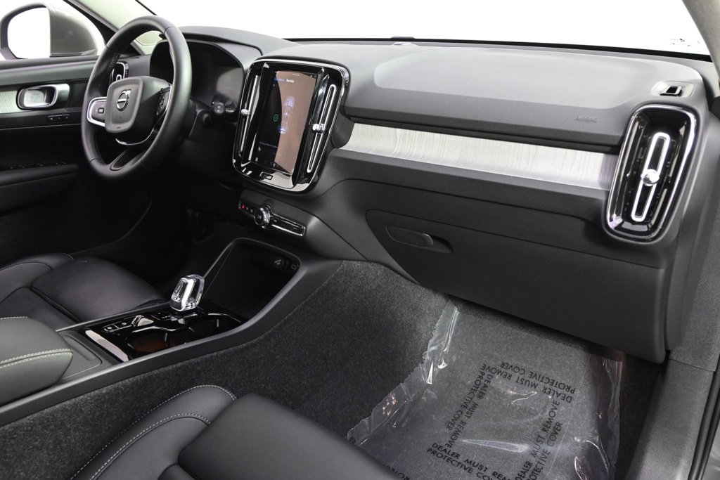 Used 2025 Volvo XC40 B5 Plus image 15