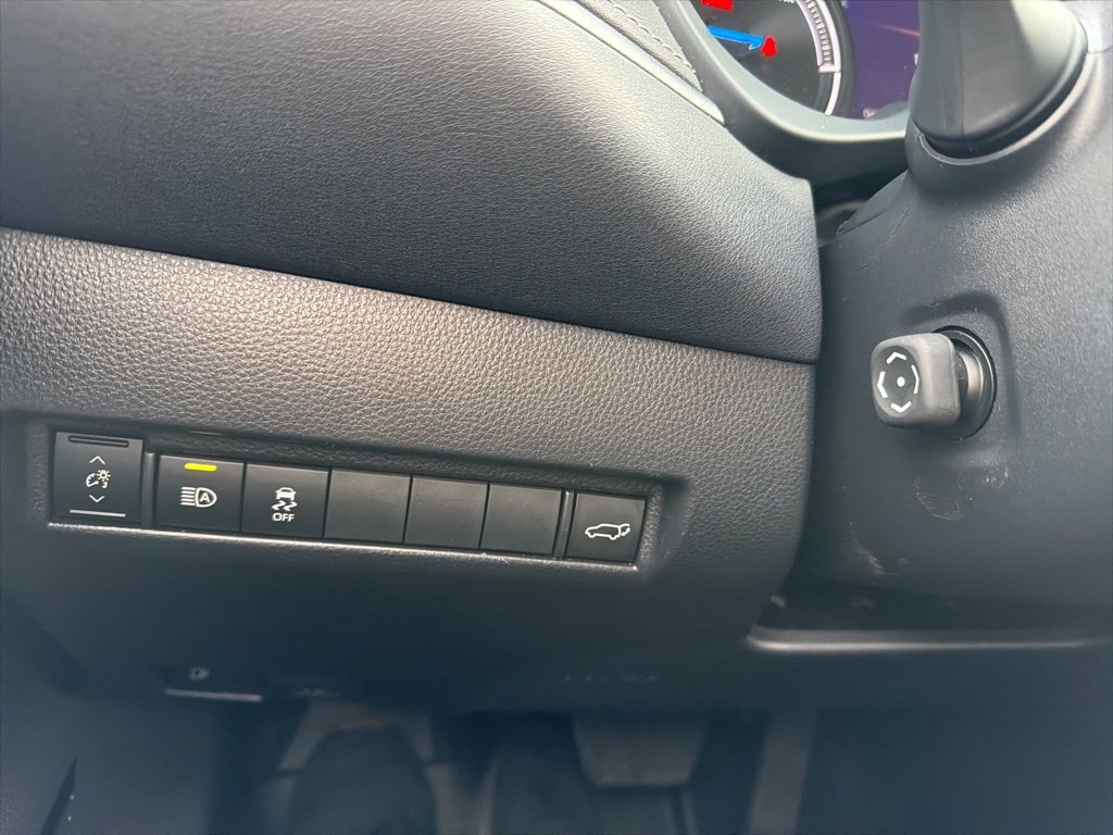 Used 2023 Toyota Venza XLE image 16