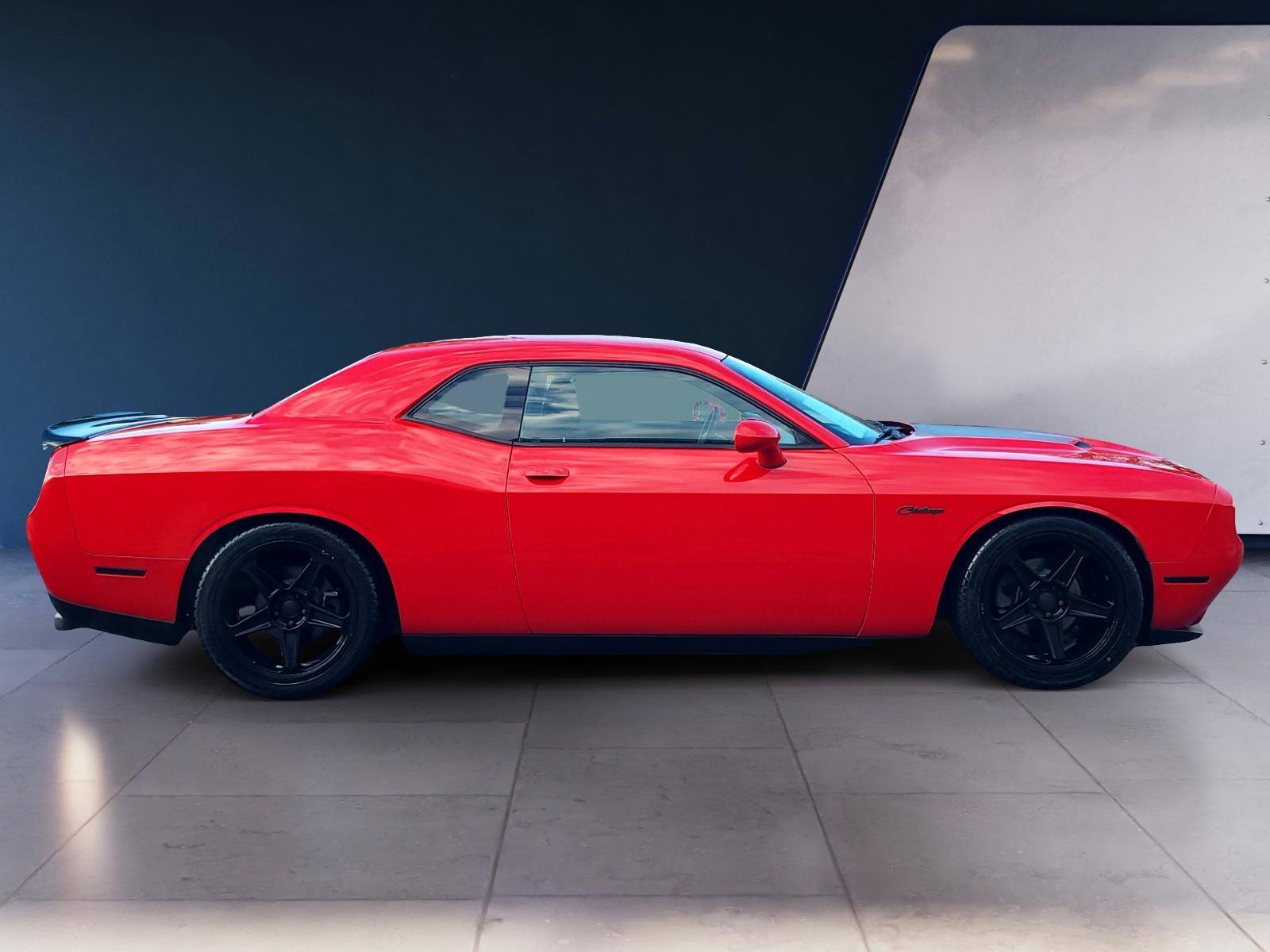 Used 2015 Dodge Challenger SXT w/ Driver Convenience Group RWD image 6