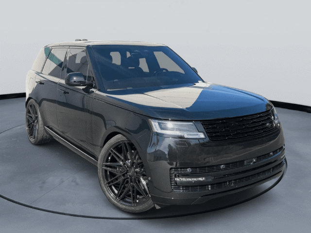 Used 2025 Land Rover Range Rover SE AWD/4WD image 3