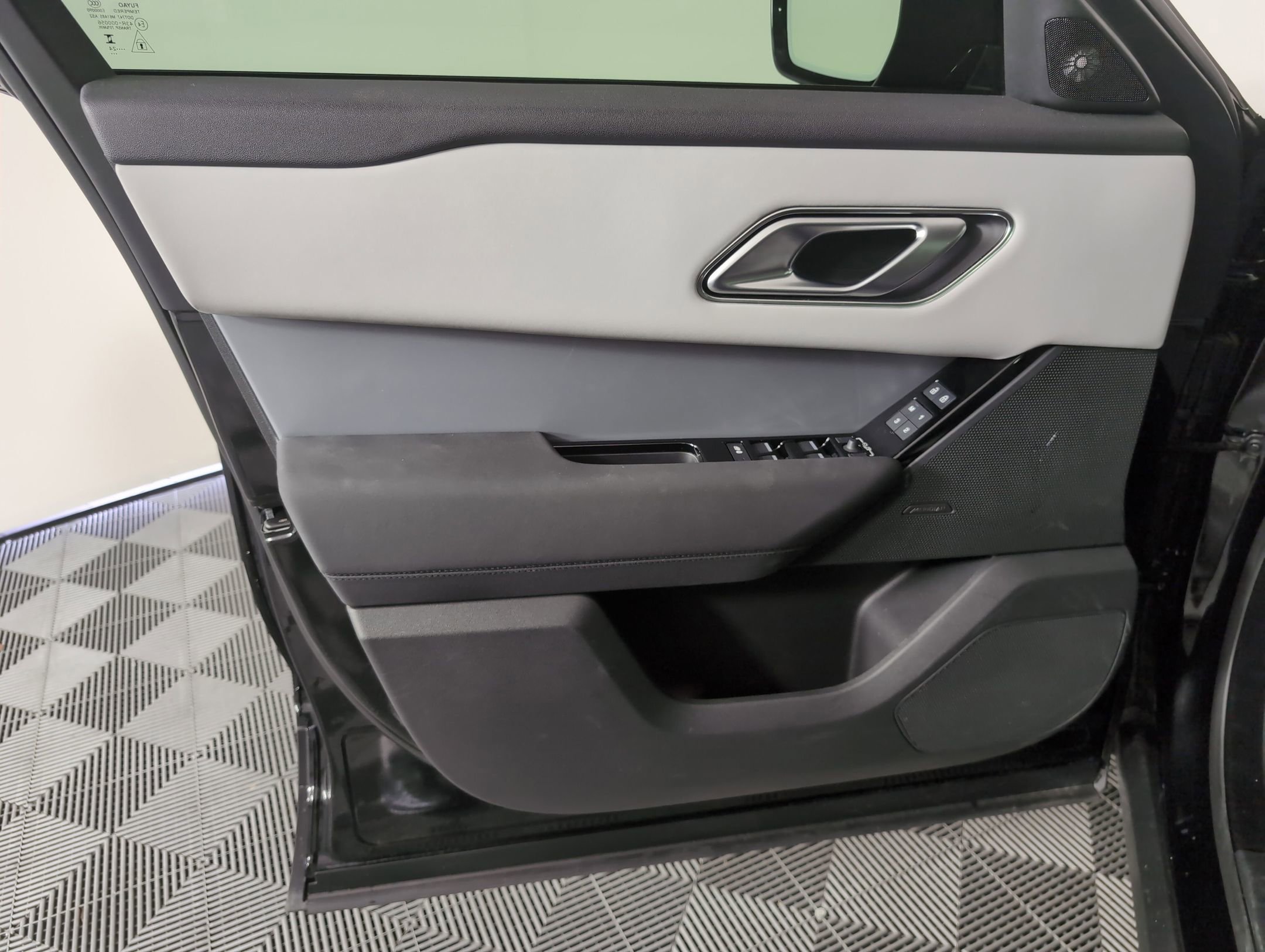 Used 2025 Land Rover Range Rover Velar S image 11