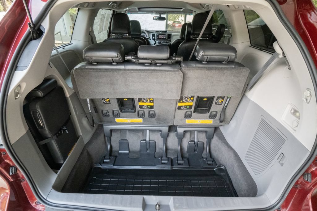 Used 2014 Toyota Sienna SE FWD image 21