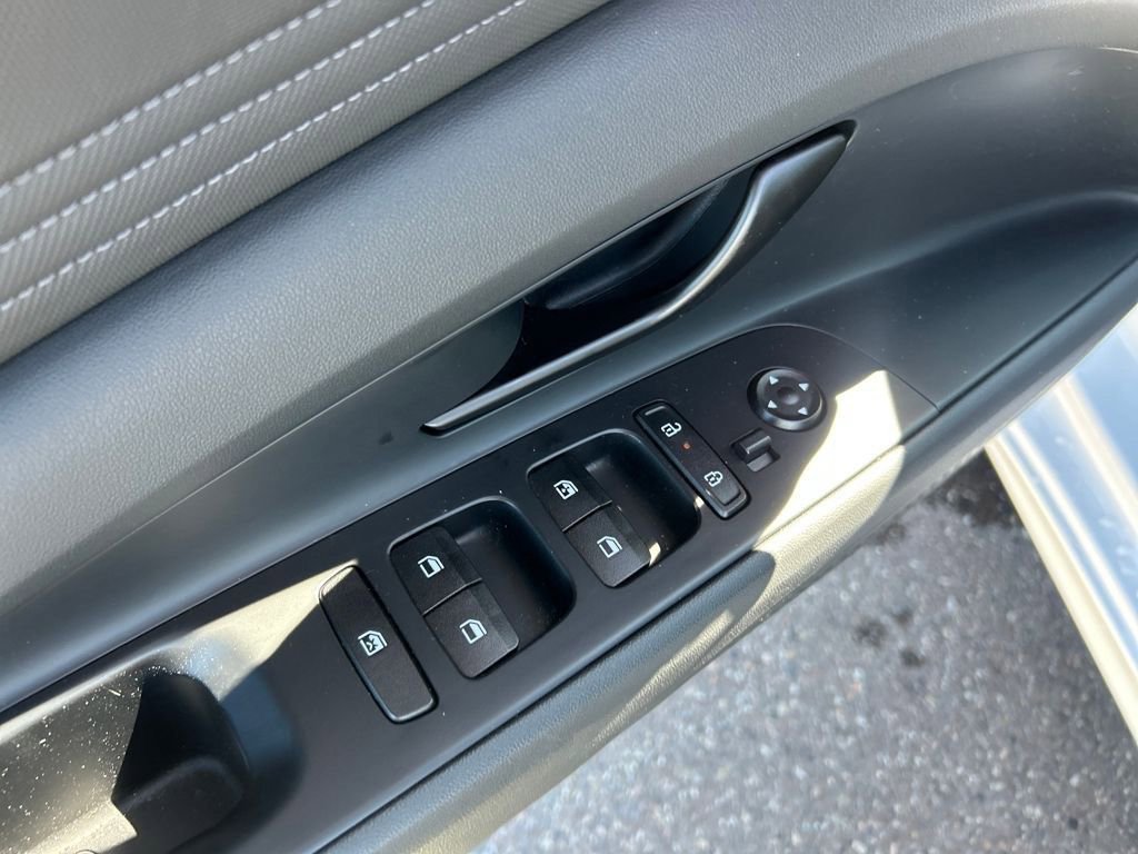 Used 2025 Hyundai Elantra SEL image 16
