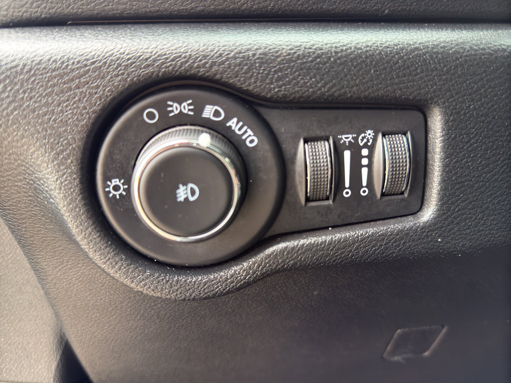 Used 2025 Chrysler Pacifica Select FWD image 13