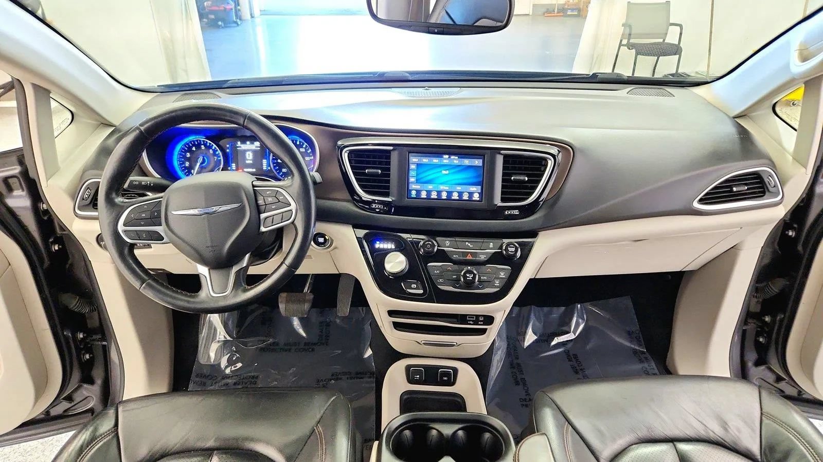 Used 2019 Chrysler Pacifica Touring-L FWD image 28