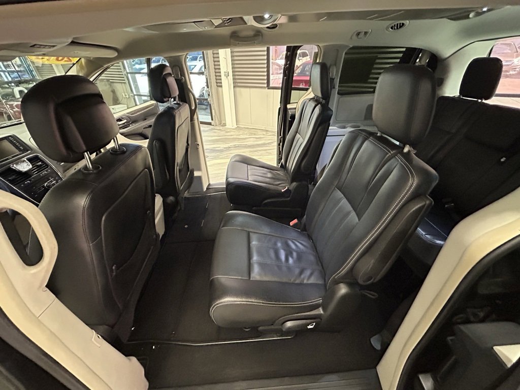 Used 2015 Chrysler Town & Country Touring image 43