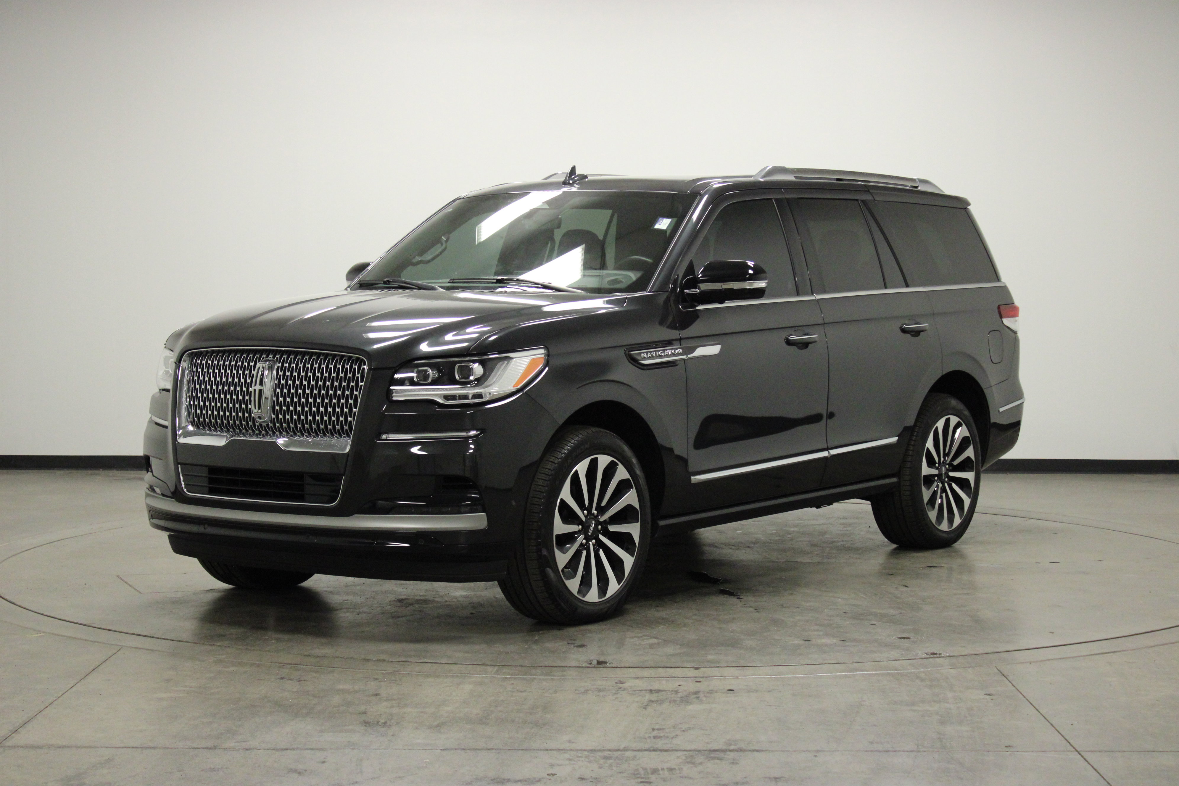 Used 2024 Lincoln Navigator Reserve AWD/4WD image 4