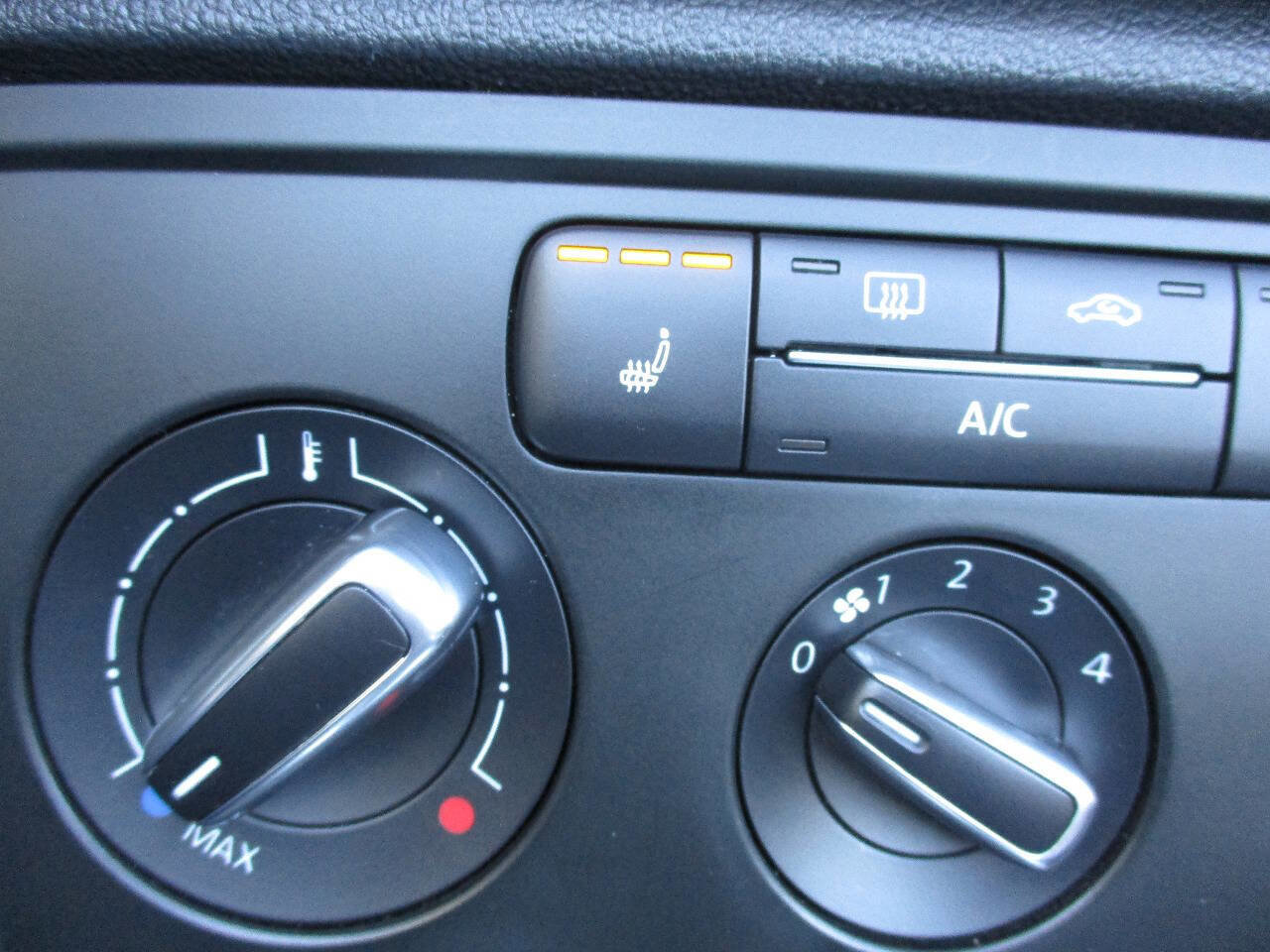 Used 2013 Volkswagen Beetle 2.5 FWD image 40