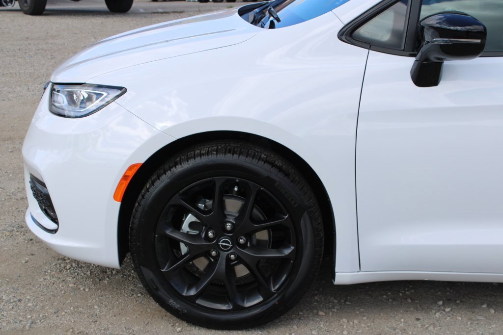 New 2026 Chrysler Pacifica Select w/ S Appearance Package image 7