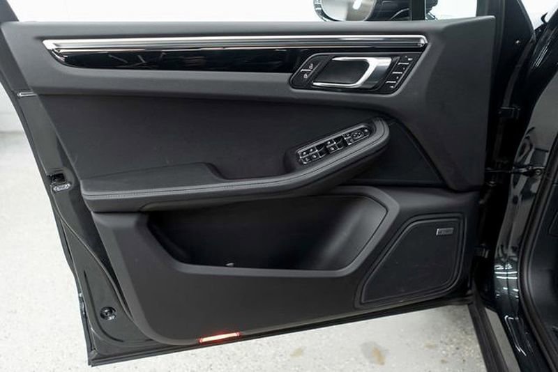 Used 2023 Porsche Macan image 16