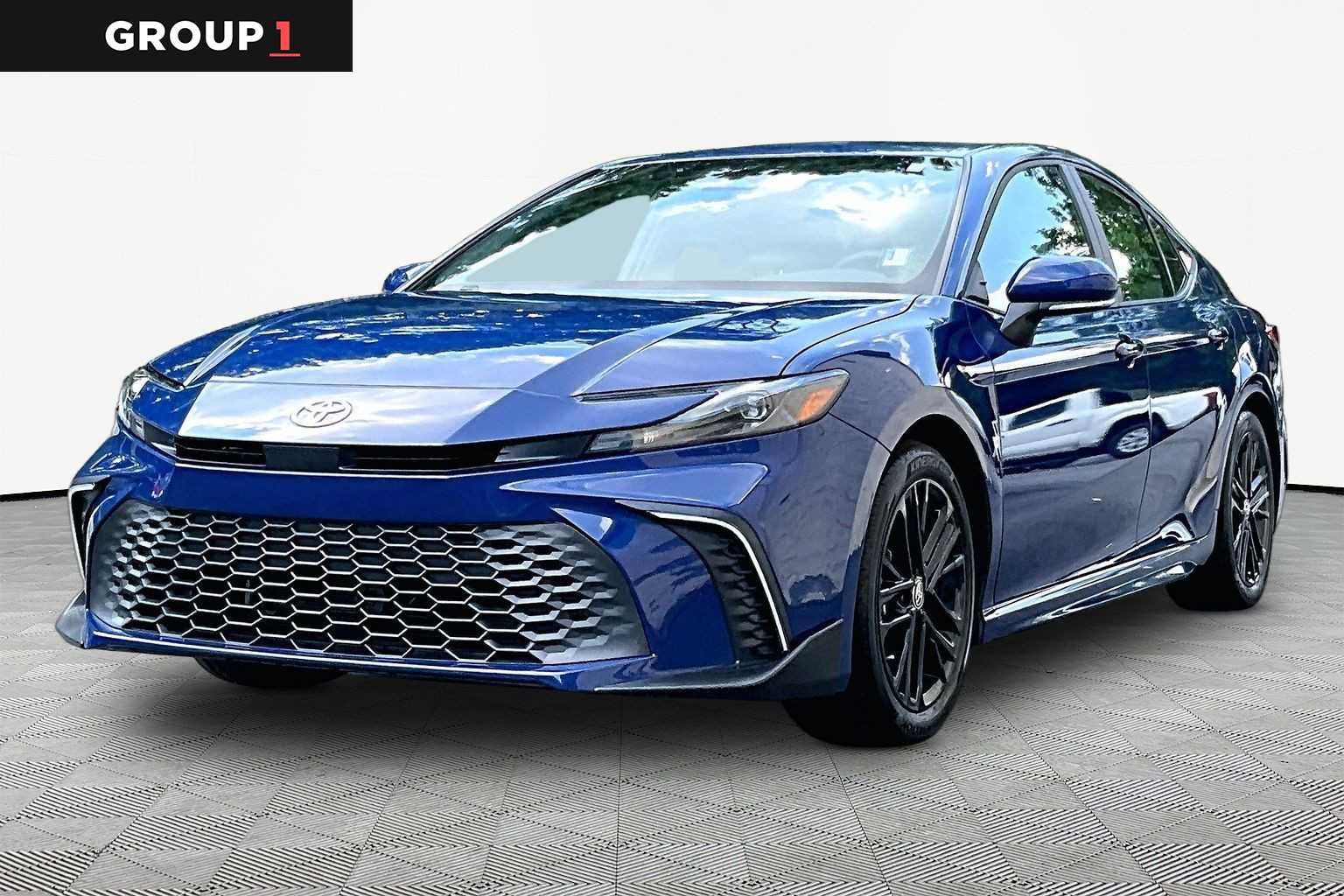 Used 2025 Toyota Camry SE w/ Convenience Package FWD image 1