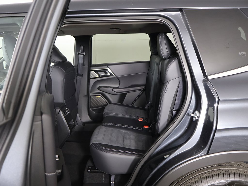 New 2025 Mitsubishi Outlander SE image 34