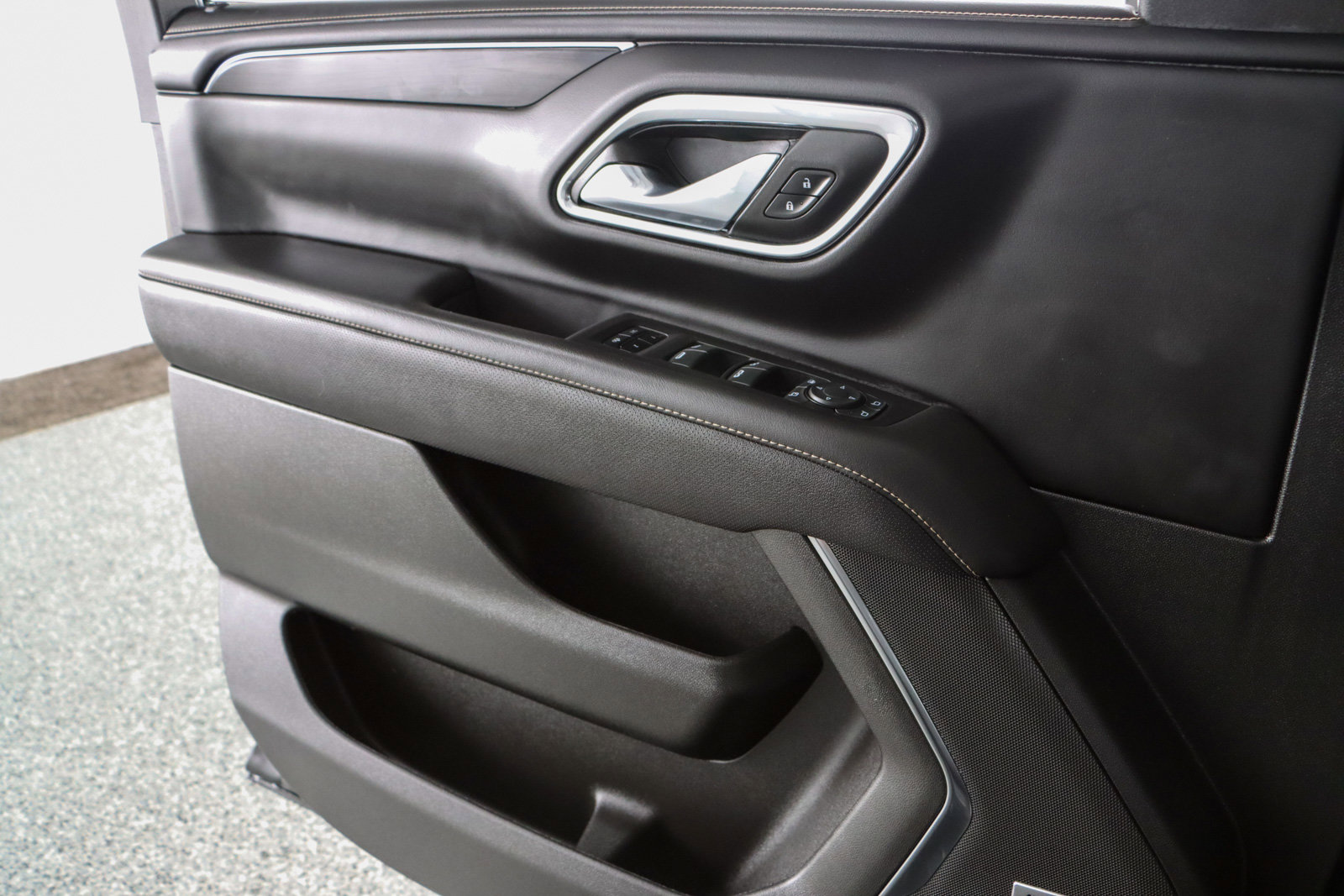 Used 2023 GMC Yukon SLT w/ SLT Luxury Package image 25