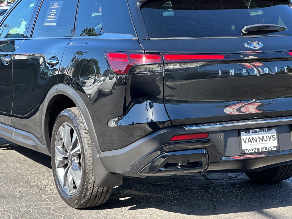 Used 2023 INFINITI QX60 Luxe w/ Cargo Package FWD image 5