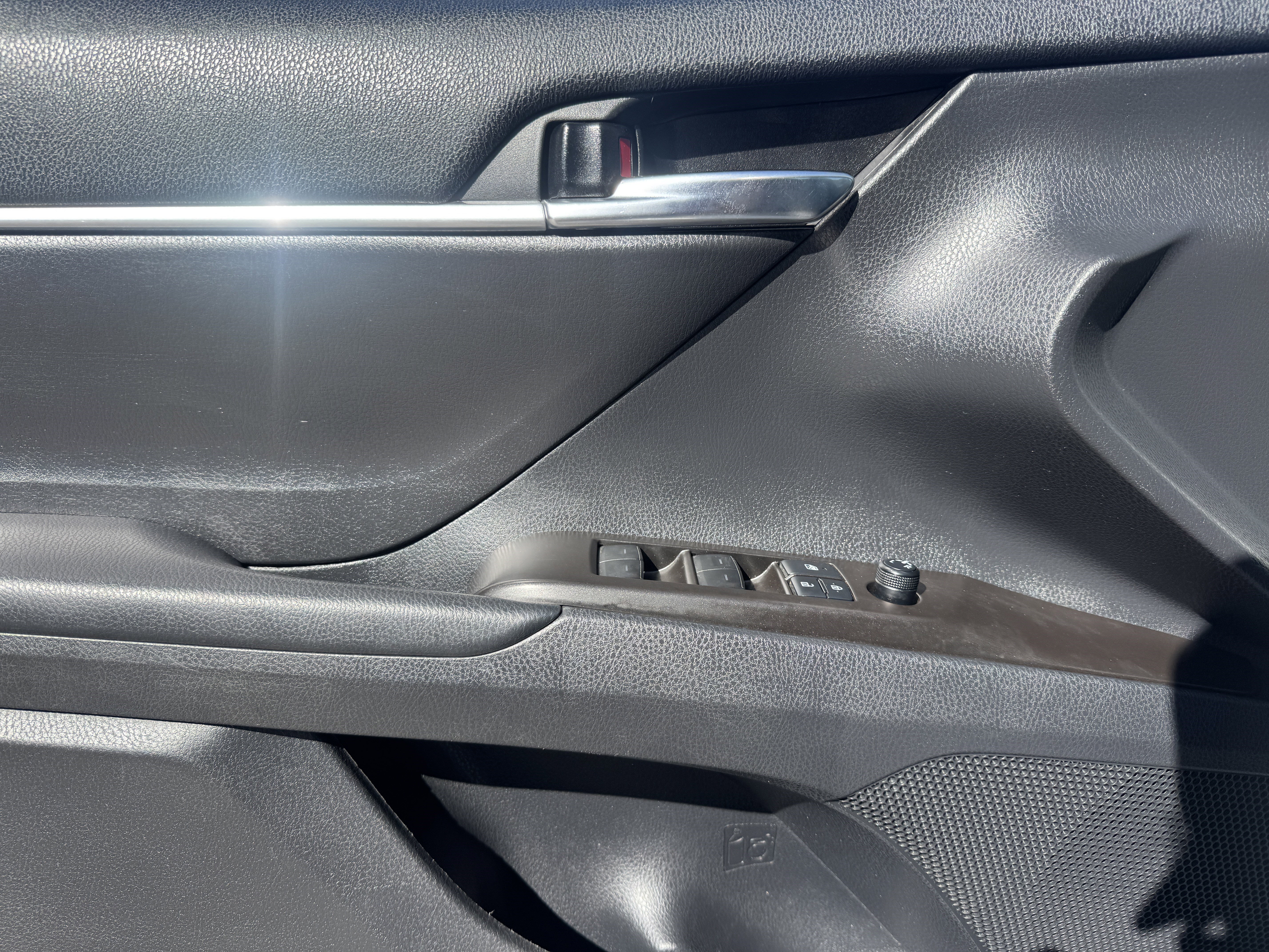 Used 2021 Toyota Camry SE FWD image 18