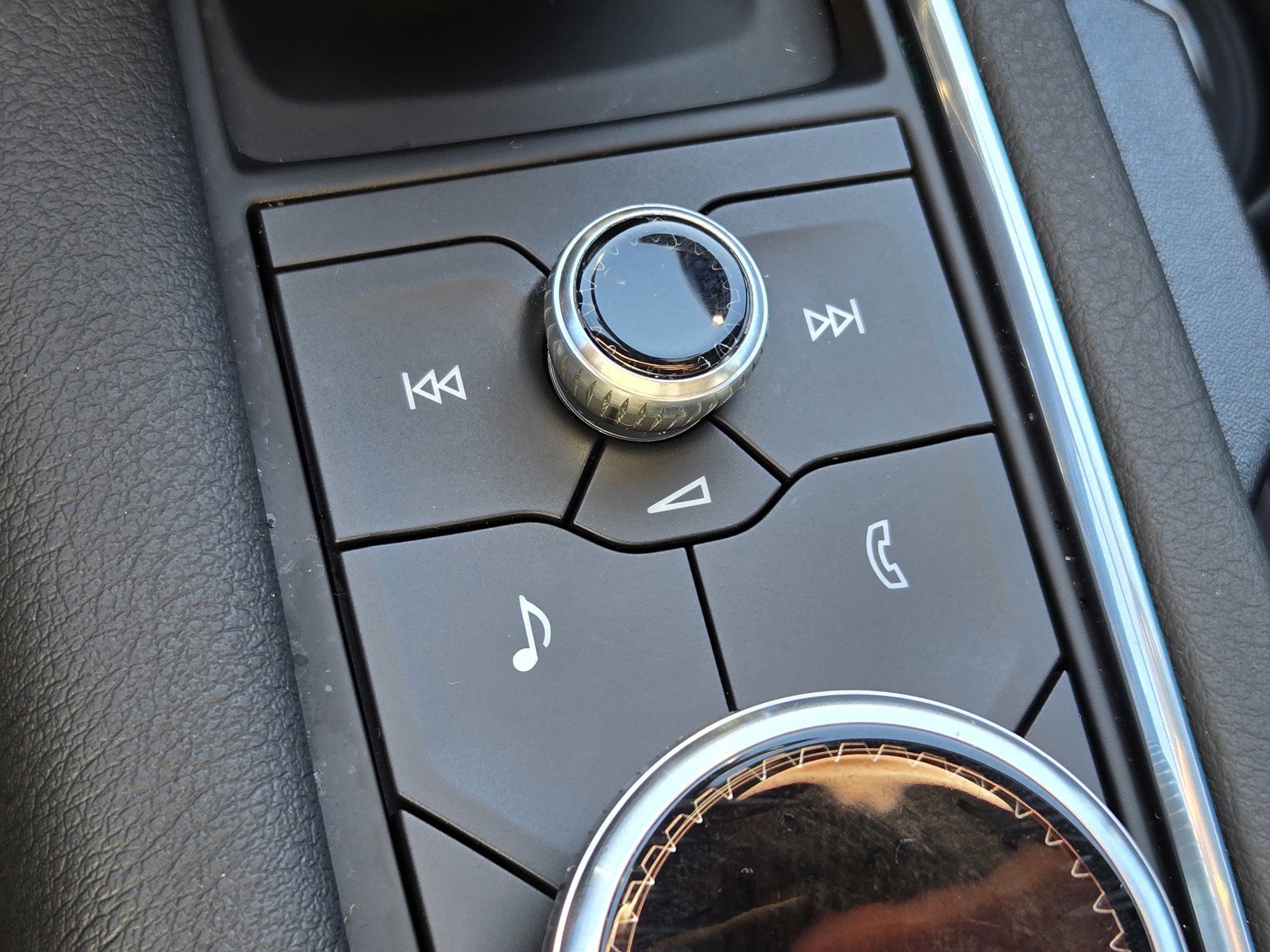 Used 2025 Cadillac XT6 Luxury image 23