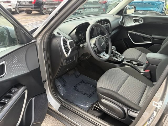 Used 2025 Kia Soul LX w/ LX Technology Package FWD image 13