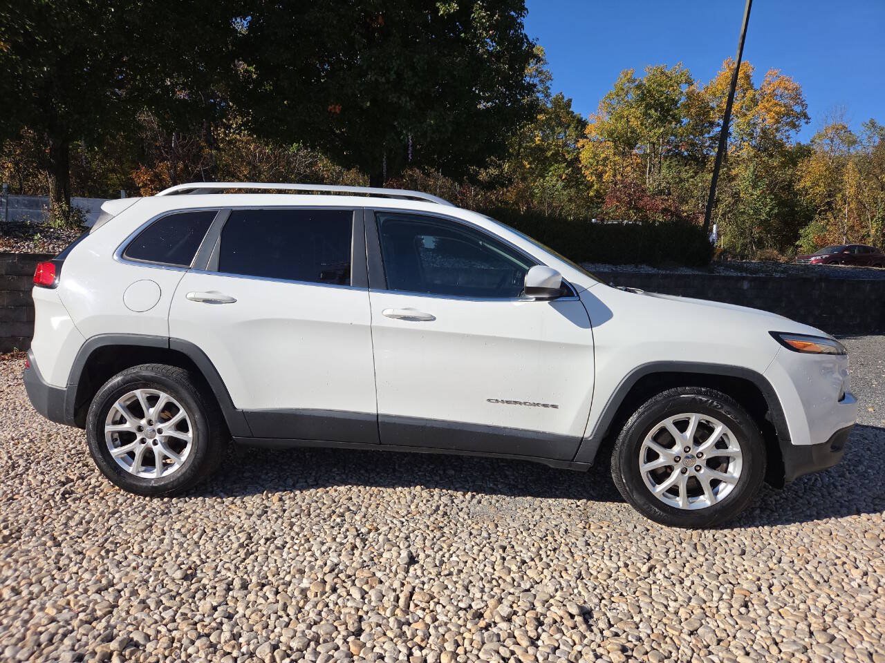 Used 2017 Jeep Cherokee Latitude w/ Comfort & Sound Group AWD/4WD image 7