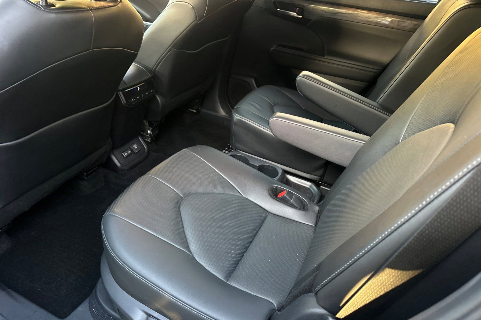 Used 2024 Toyota Highlander Limited image 12