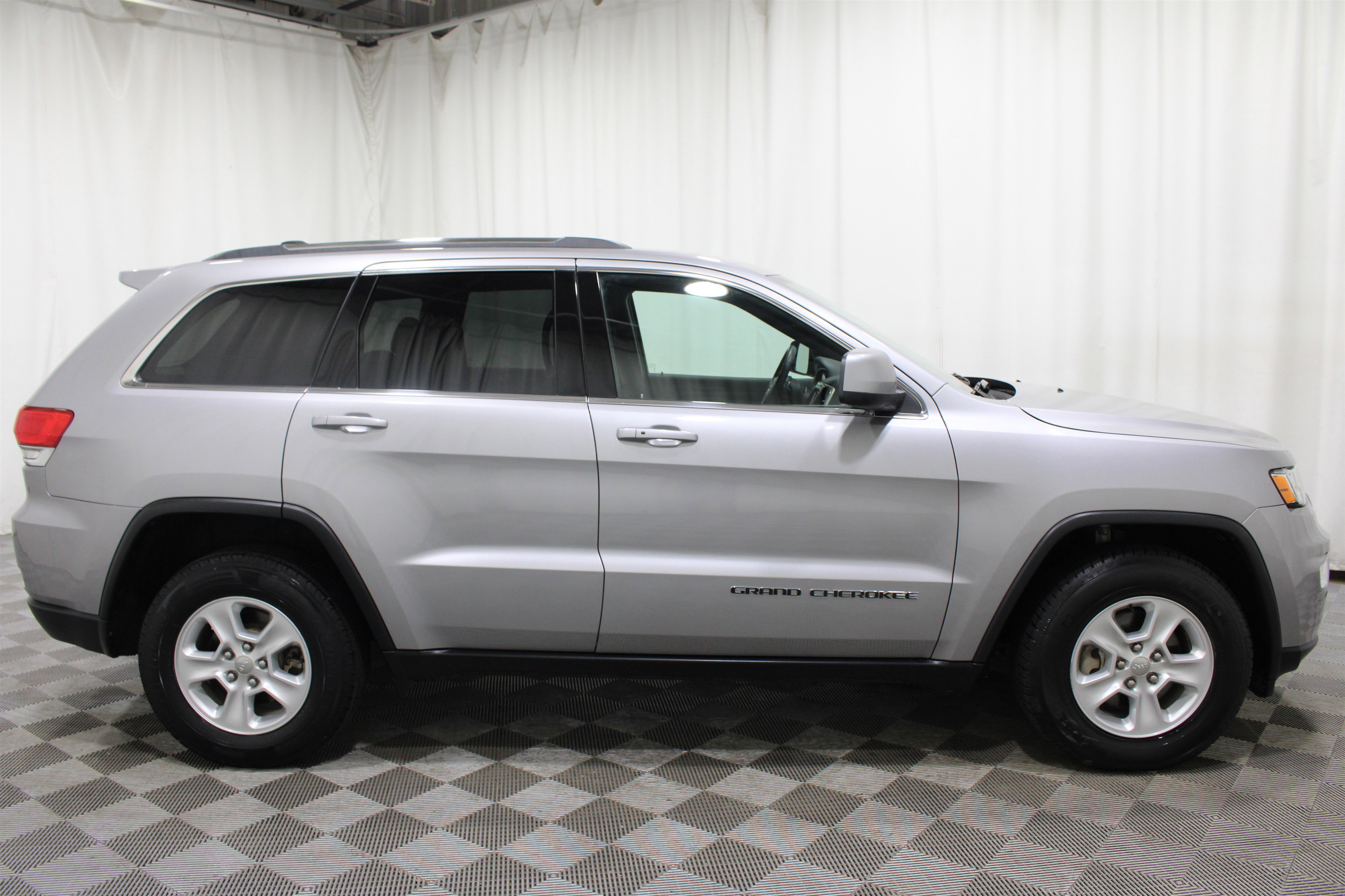 Used 2017 Jeep Grand Cherokee Laredo w/ Quick Order Package 23E AWD/4WD image 27
