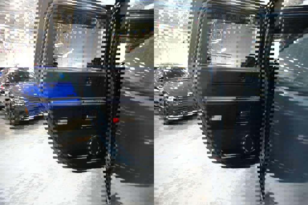 Used 2005 HUMMER H2 w/ Preferred Equipment Group image 21