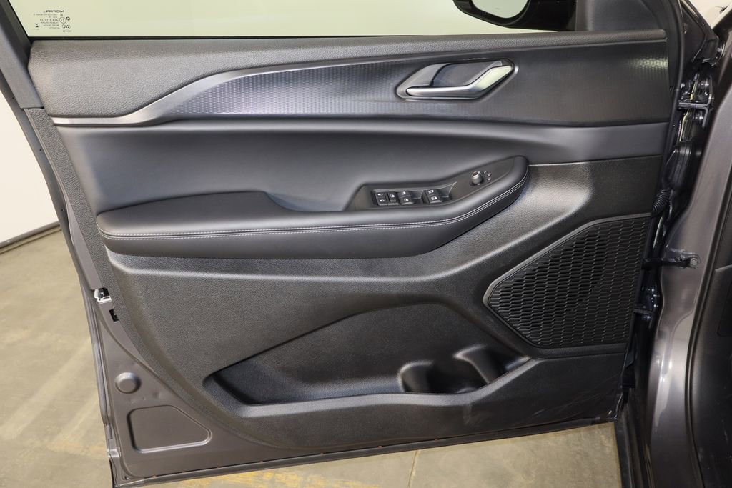 Used 2025 Jeep Grand Cherokee L Altitude image 17