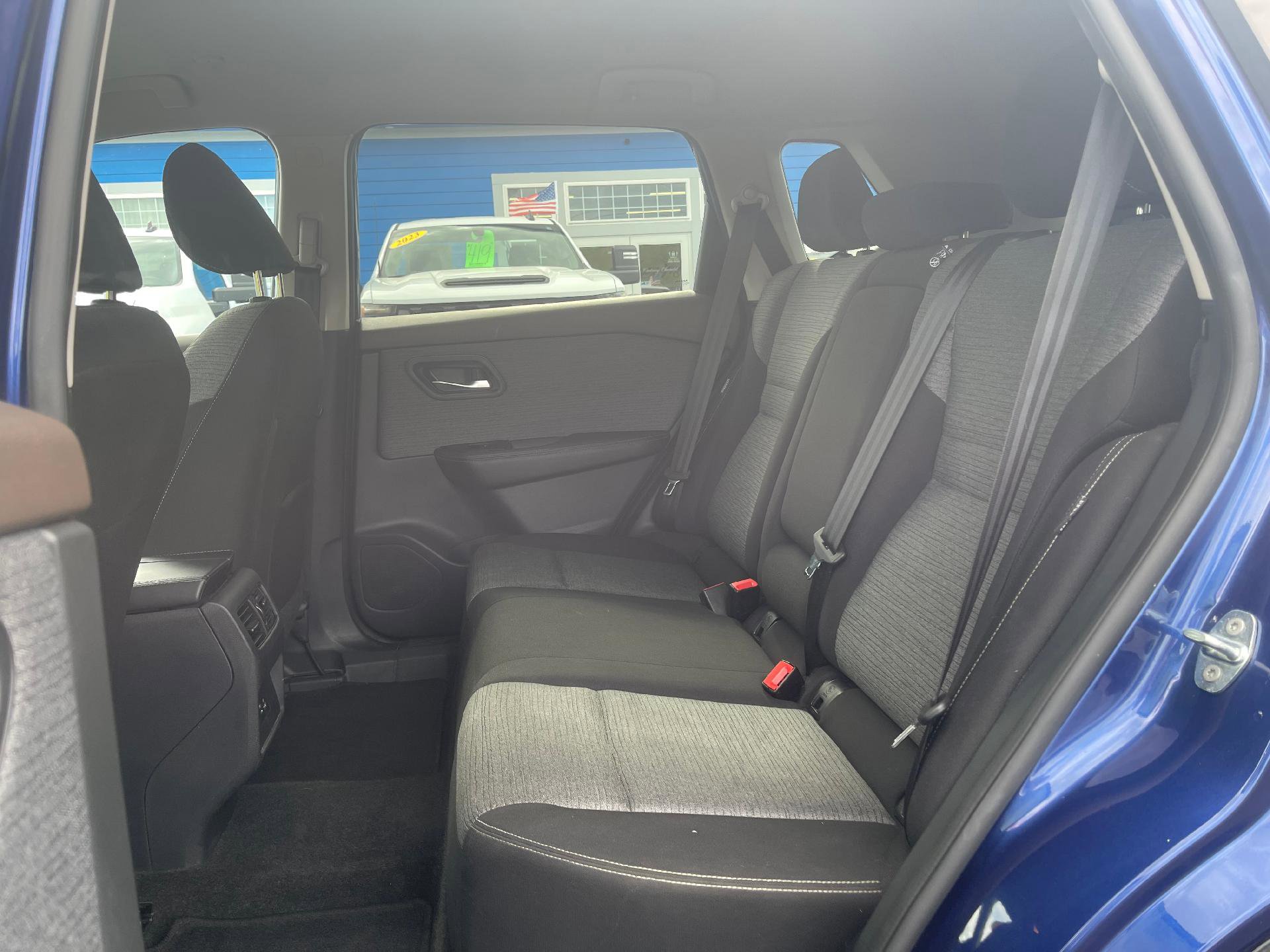 Used 2023 Nissan Rogue SV image 5