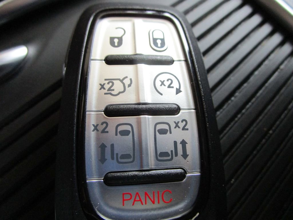 Used 2023 Chrysler Pacifica Limited FWD image 52