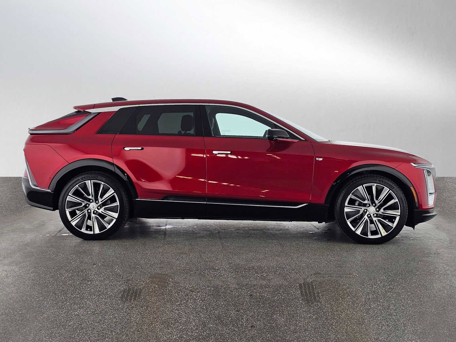 Used 2025 Cadillac Lyriq Luxury image 2