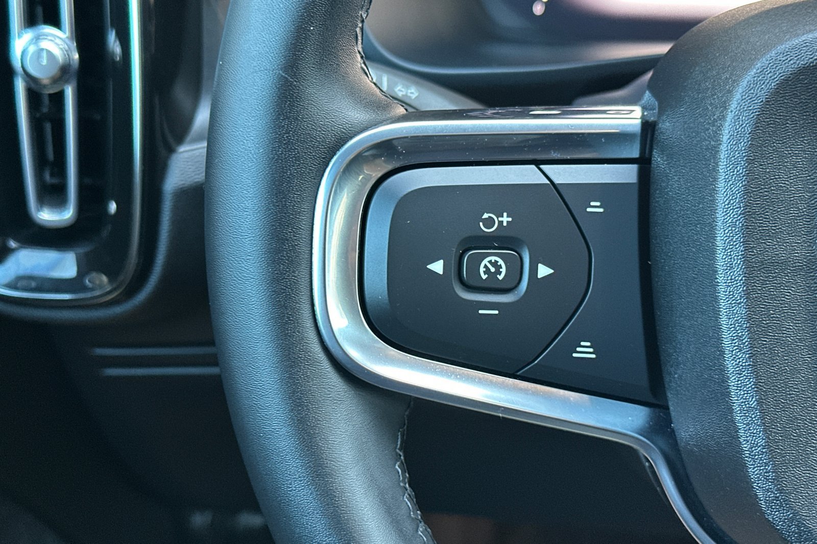 Certified 2023 Volvo C40 P8 Recharge Plus w/ Protection Package Premier AWD/4WD image 27