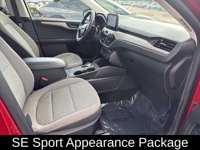 Used 2022 Ford Escape SE w/ SE Sport Appearance Package image 5