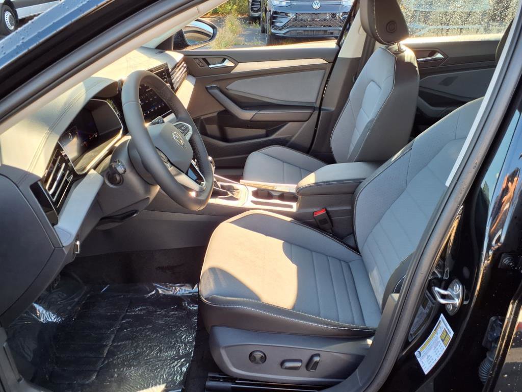 New 2025 Volkswagen Jetta SE image 4