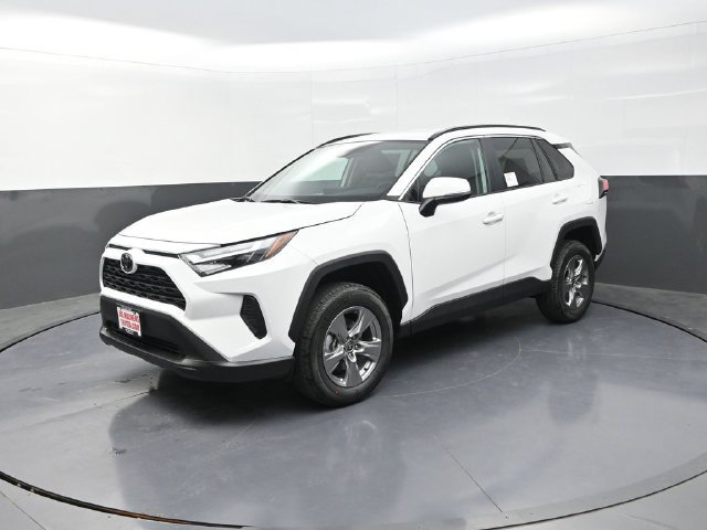 Used 2025 Toyota RAV4 XLE AWD/4WD image 3