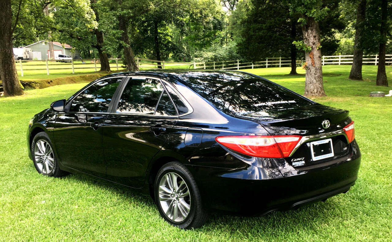 Used 2017 Toyota Camry SE image 3