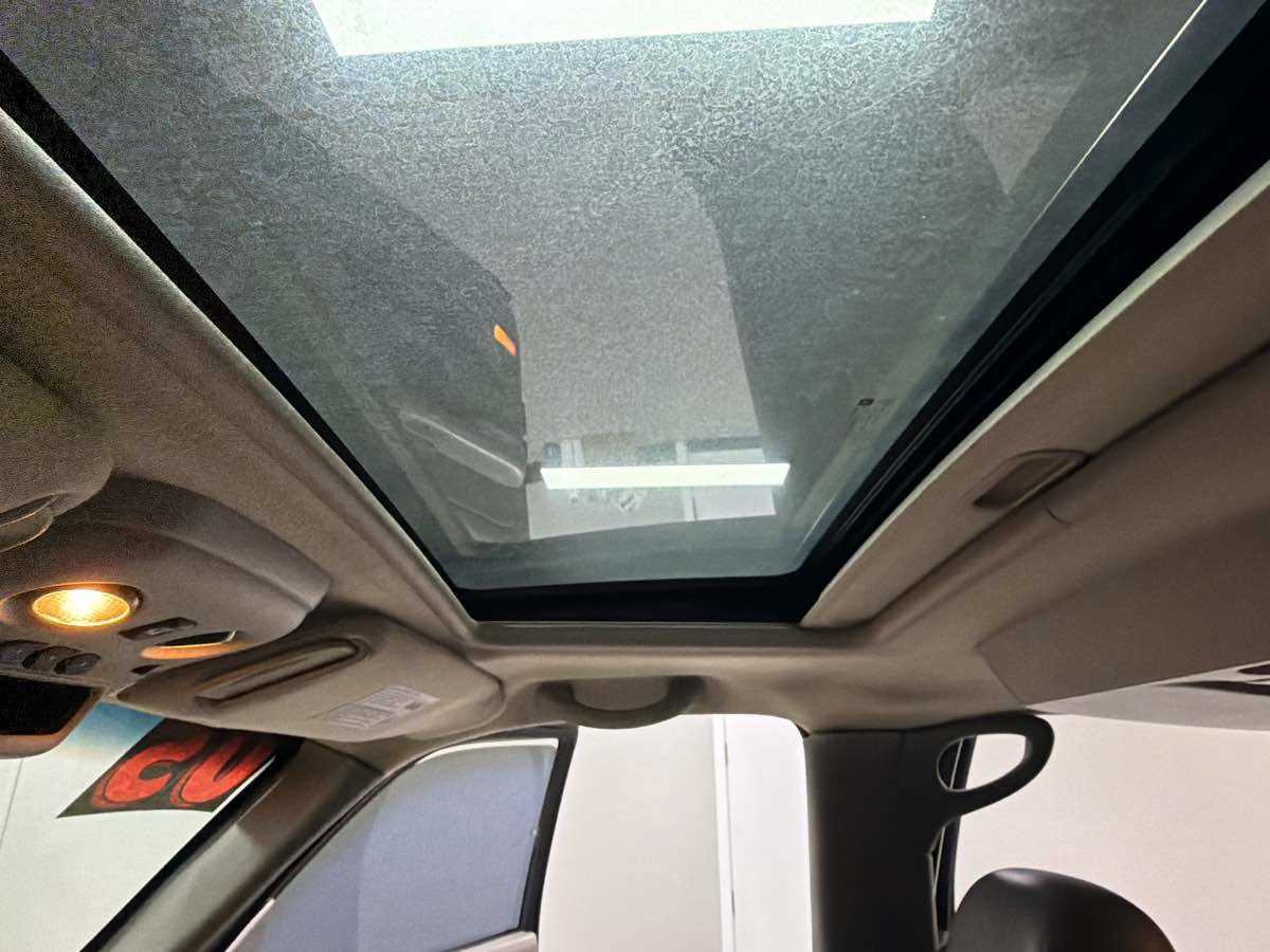 Used 2005 Chevrolet Avalanche Z71 w/ Sun And Sound Package image 23