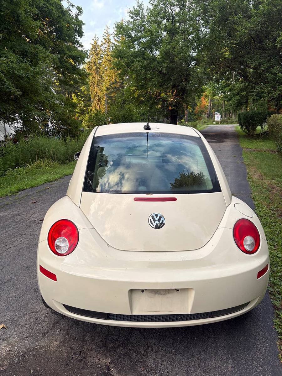 Used 2008 Volkswagen Beetle SE FWD image 3